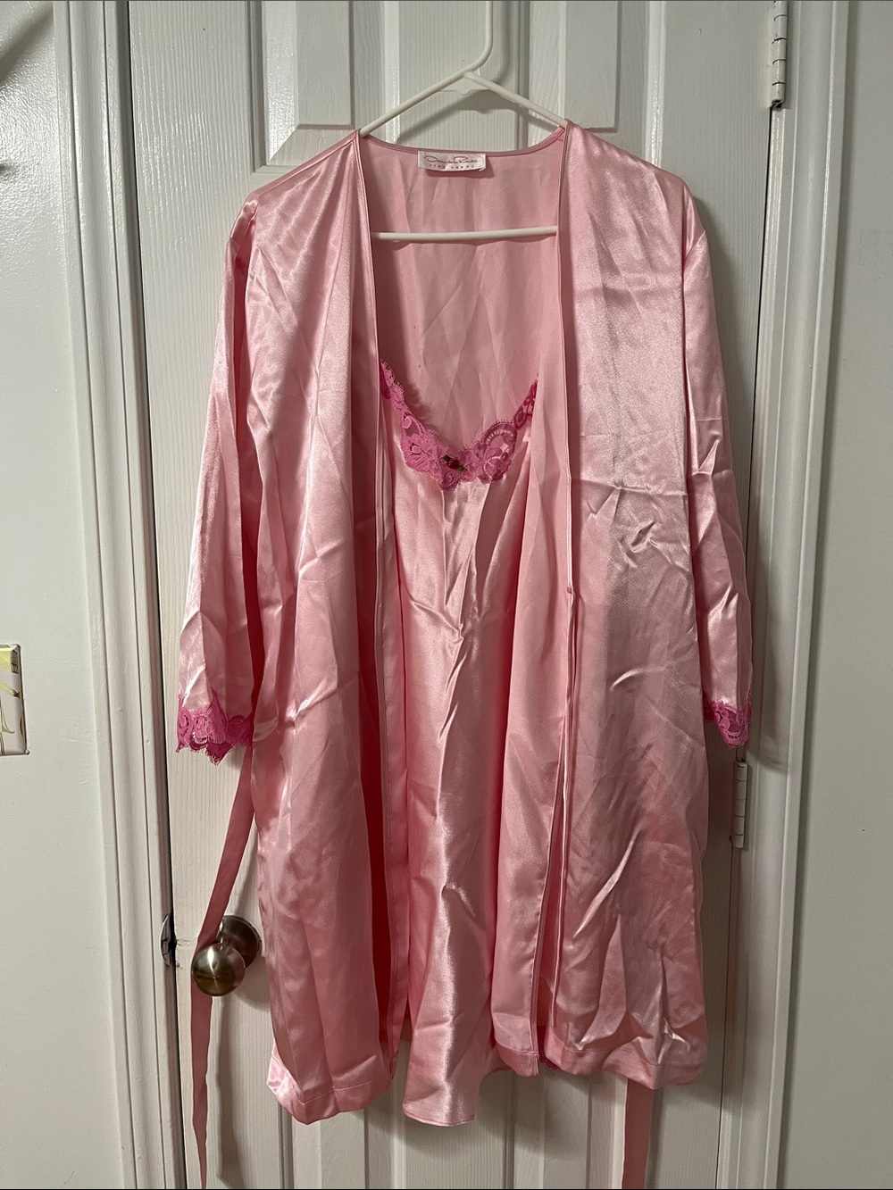 Oscar de la Renta Light Pink Satin Robe with Dark Pink Lace Trim